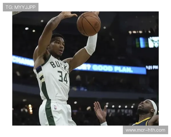 雄鹿字母哥分球创造机会，外线射手群获空位