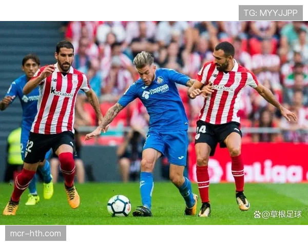 雨战中的坚持：赫塔费与比利亚雷亚尔球员赛后球衣已布满泥泞